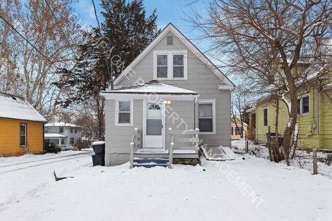 Building Photo - 2 bedroom home, conveniently located in We...