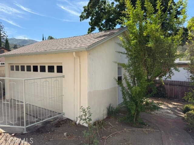 Building Photo - 1824 Oakwood Ave