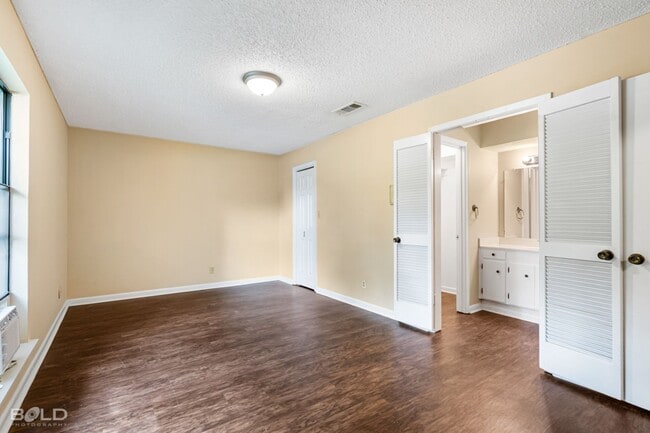 Building Photo - 1502 Suburbia Dr