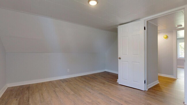 Building Photo - 10 Riverbank Ct
