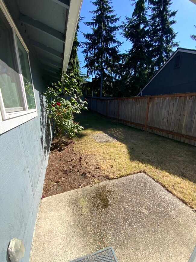 Building Photo - Immaculate N Tacoma 3bdr 2bath with full size W/D