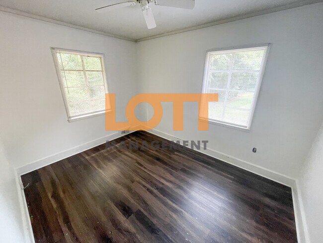 Building Photo - 600 University Rdg