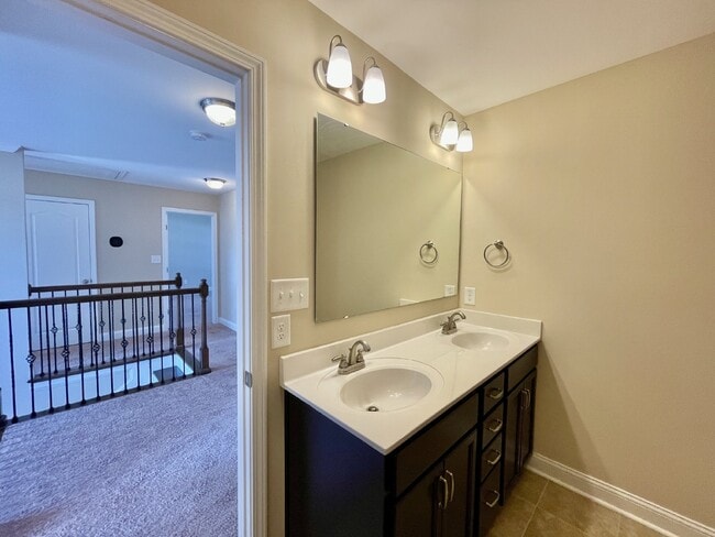 Building Photo - 4 Bed, 2 And A Half Bath Nest In Bedford