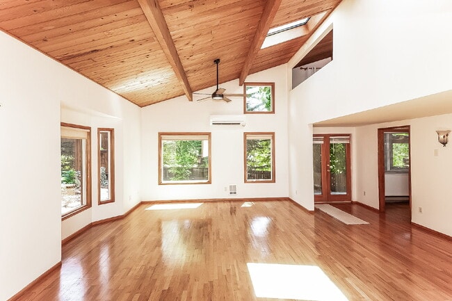 Building Photo - Charming Enatai Craftsman Near Lake Washington – 3BR/2BA- AVAILABLE NOW!