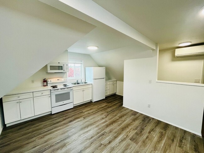 Building Photo - Newly Remodeled Apartment in the Center of Downtown Poulsbo!