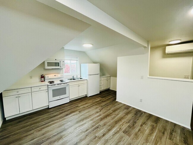 Building Photo - Newly Remodeled Apartment in the Center of...