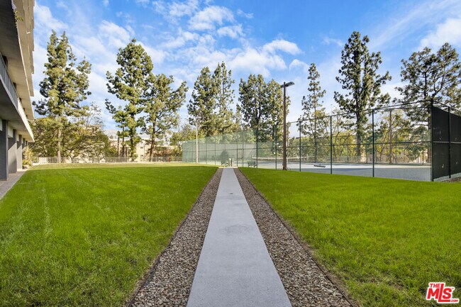 Building Photo - 100 S Doheny Dr