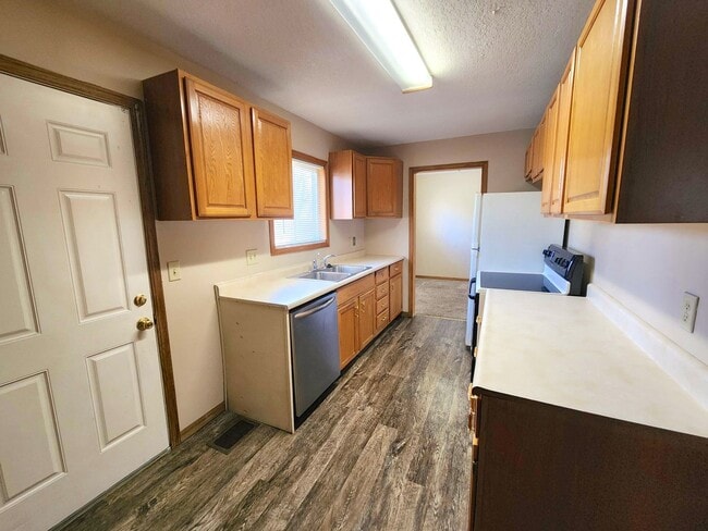 Building Photo - Easy Access to Shopping and Highway!