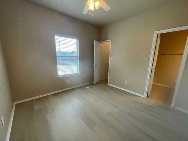 Building Photo - 105-107 Sunburst Court