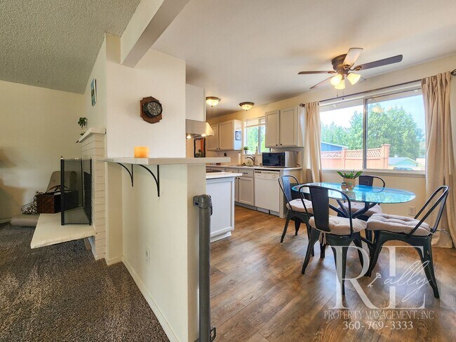 Building Photo - Earthy Warm and Inviting 3-Bd Rambler
