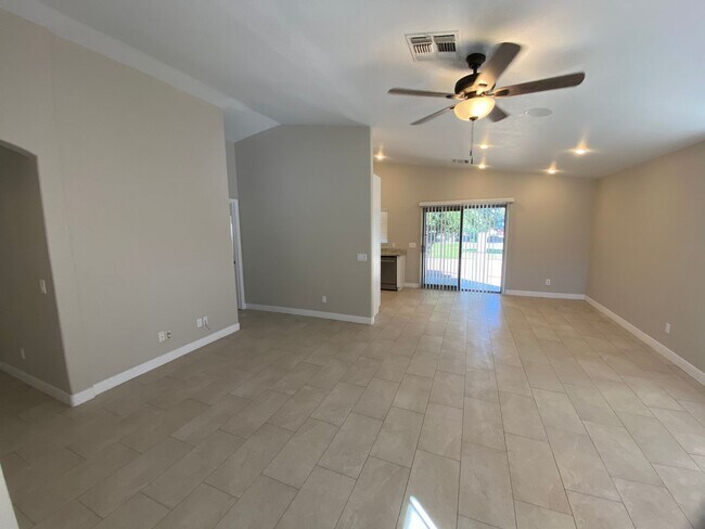 Building Photo - Renovated Super Sharp 3 bedroom, 2 bathroo...