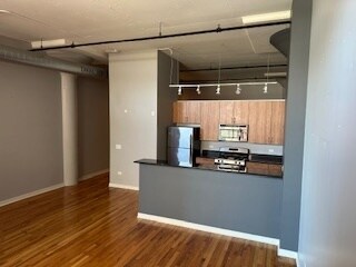 Building Photo - 1224 W Van Buren St
