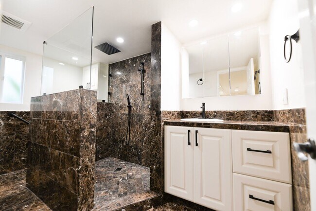 Building Photo - 412 Avenida Santa Barbara