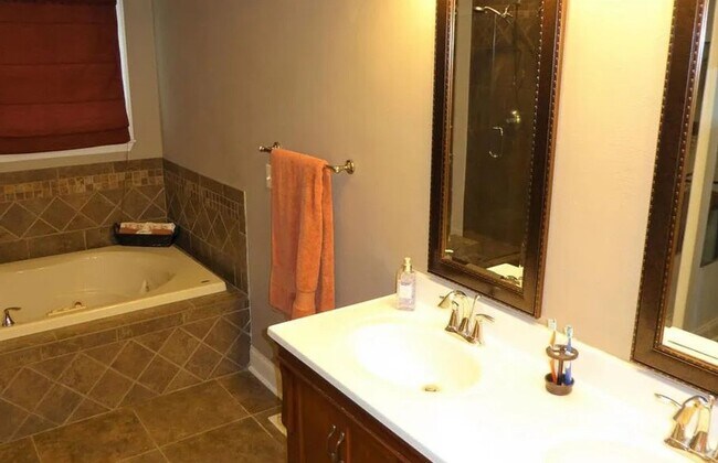 Building Photo - 402 Mt Airy Rd