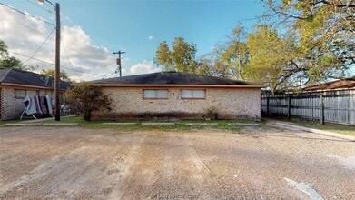 Building Photo - 204 Lynn Dr