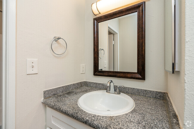 1BR, 1BA - 670SF - Bathroom - Roscoe Canoga LLC