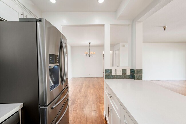 Building Photo - Modern Condo with over 1300 Square Feet wi...
