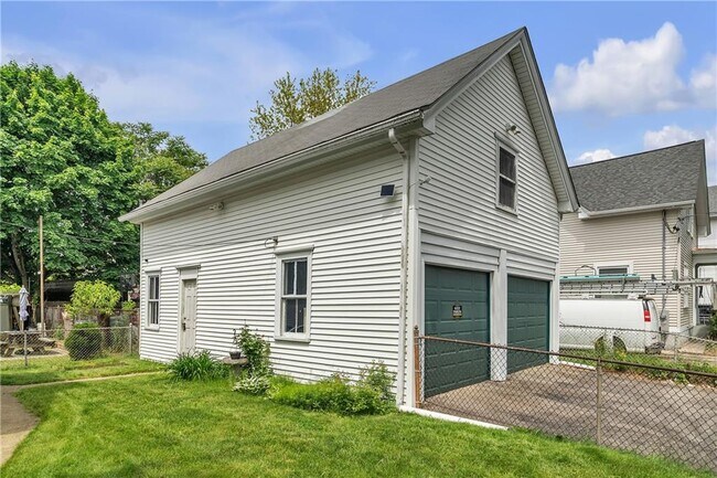 Building Photo - 585 Plainfield St