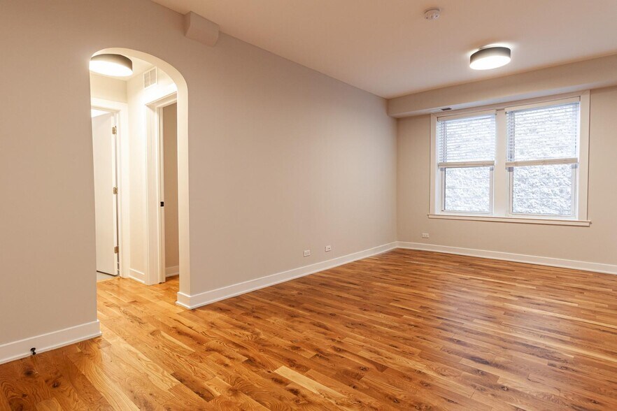 Building Photo - 656 W Wrightwood Ave