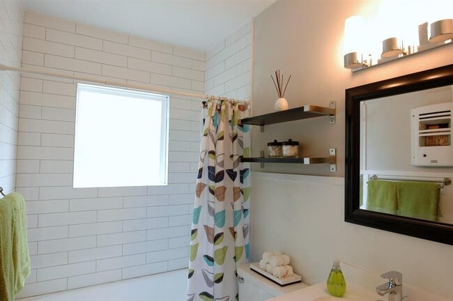 Building Photo - 409 W Croslin St