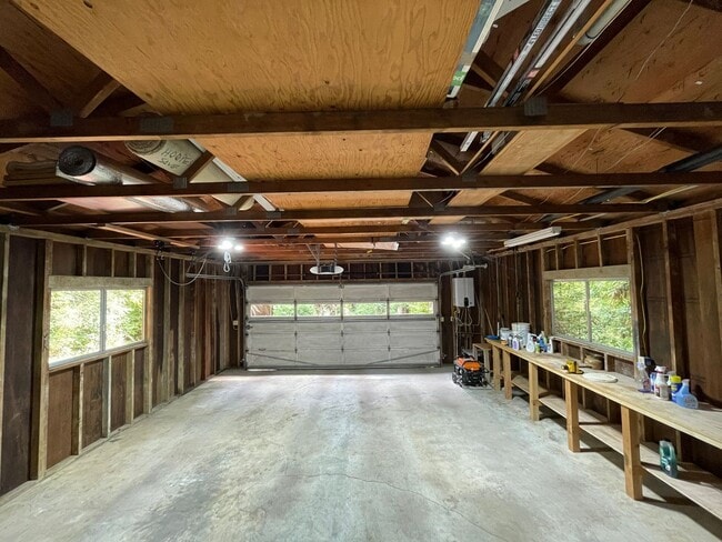 Building Photo - 4 bed, 3 bath split-level home in a private, forested setting (Bayside)