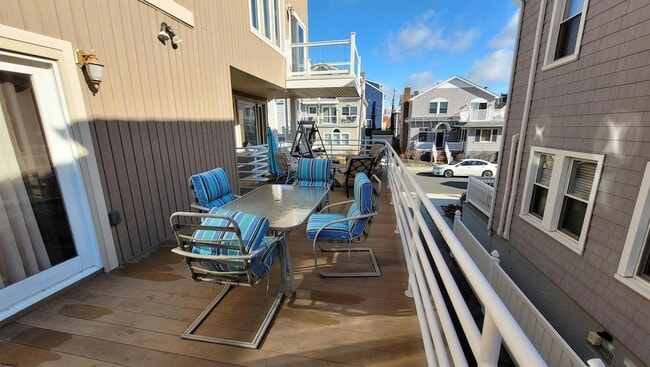 Building Photo - 104 S Avolyn Ave