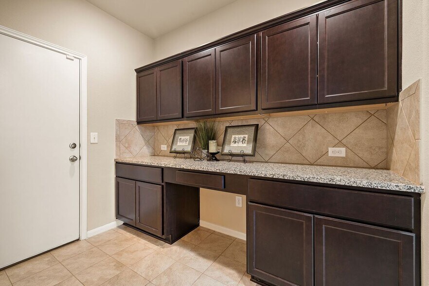 Building Photo - 2880 Donnell Dr