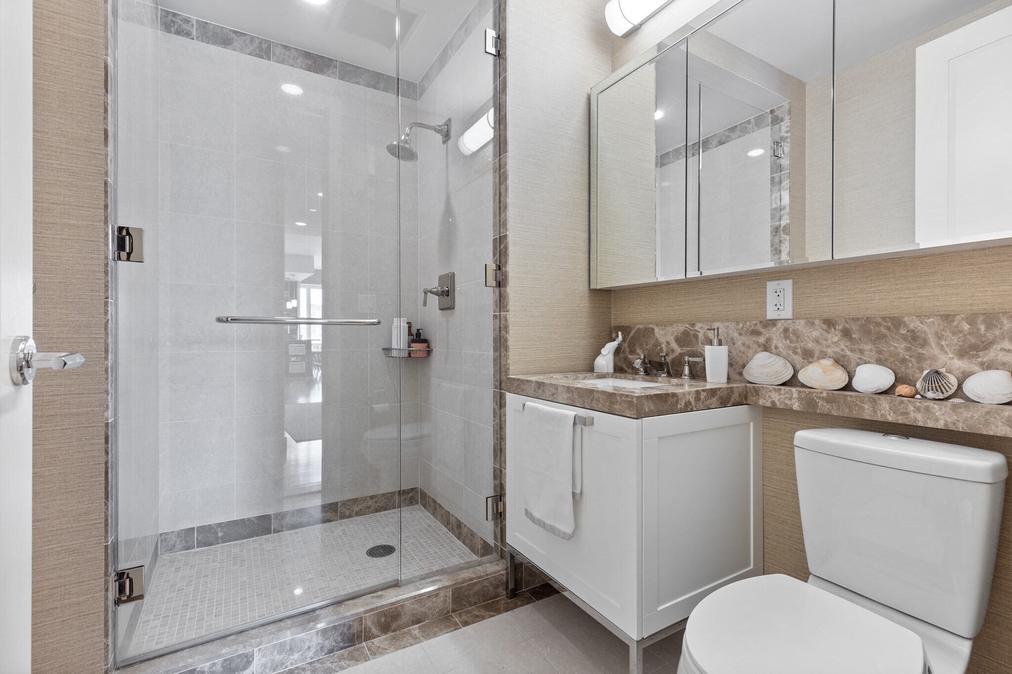 Building Photo - 400 Stuart St