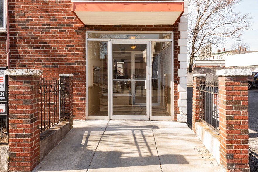 Building Photo - 135 Inman St