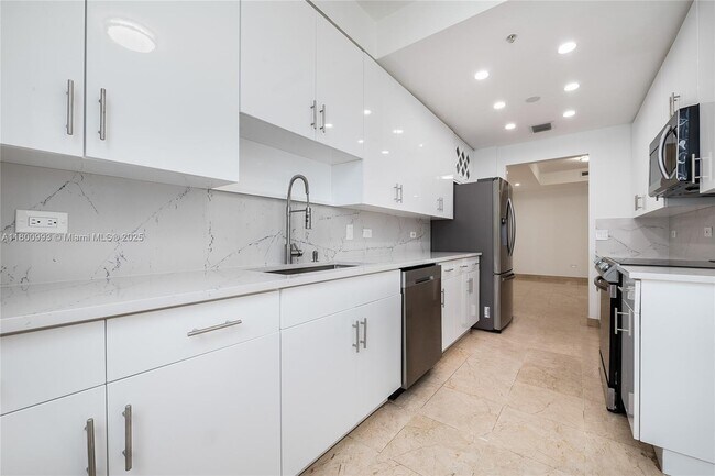 Building Photo - 801 Brickell Key Blvd