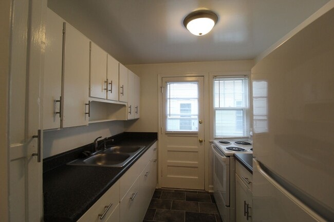 Building Photo - One Bedroom Duplex in North Kansas City