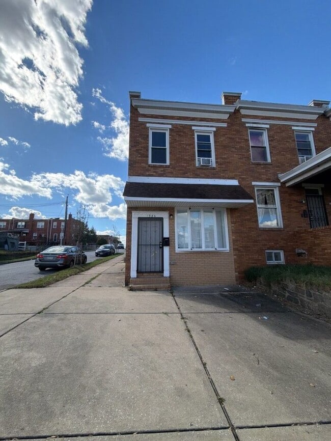 Building Photo - 3 bedrooms with parking