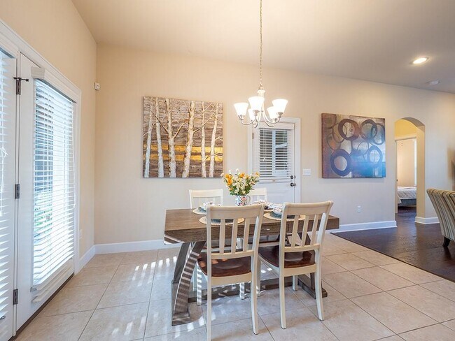 Building Photo - 5605 Roosevelt Ave