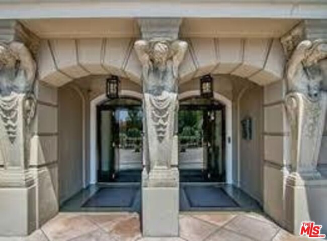 Building Photo - 316 N Rossmore Ave