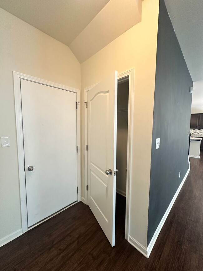 Building Photo - Spacious 4-Bedroom Home – Available Now!