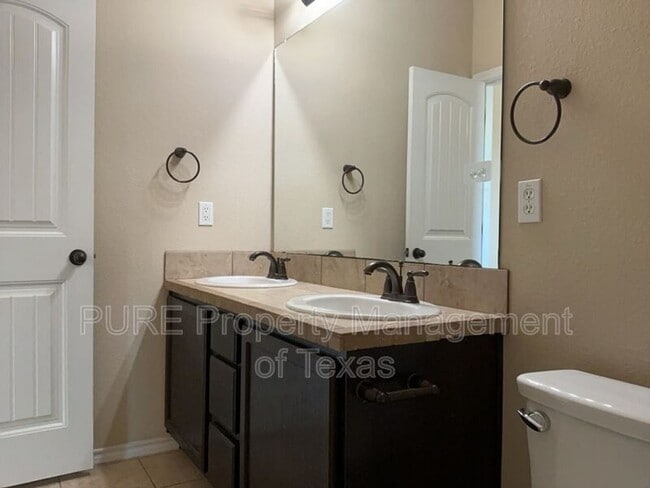 Building Photo - 215 N College St