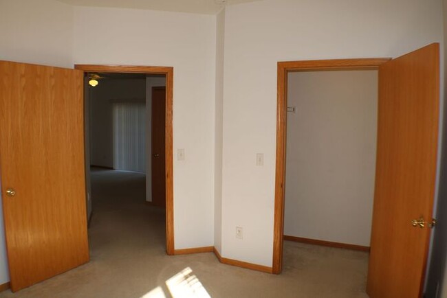 Building Photo - $1,195 | 2 Bedroom, 1 Bathroom Condo | No ...