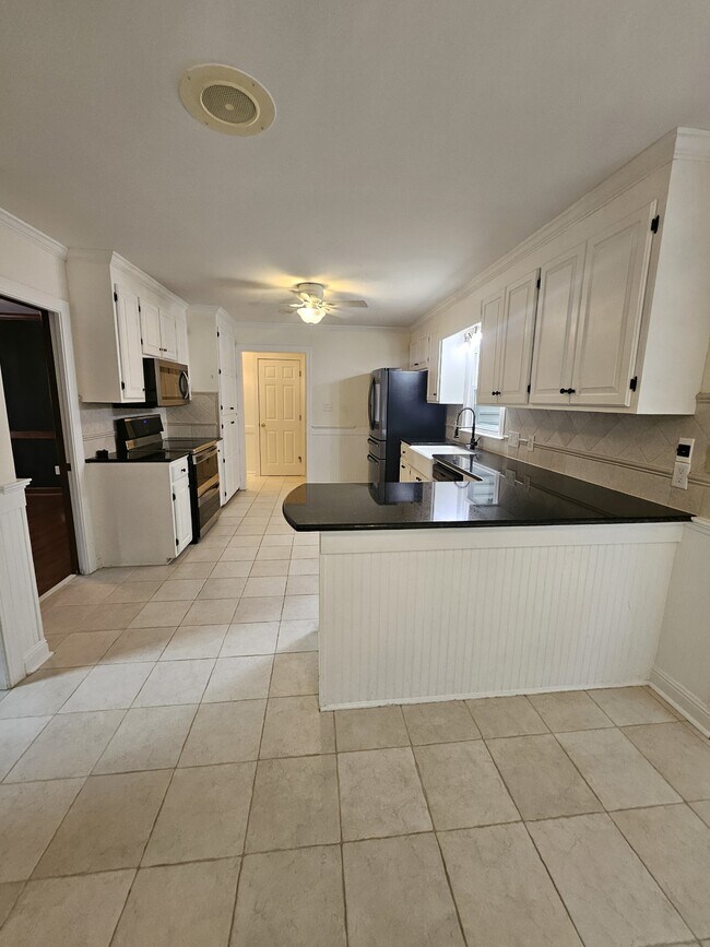 Building Photo - 402 E Raintree Ln