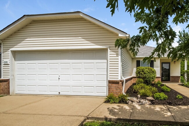 Building Photo - 2109 Carlton Ln