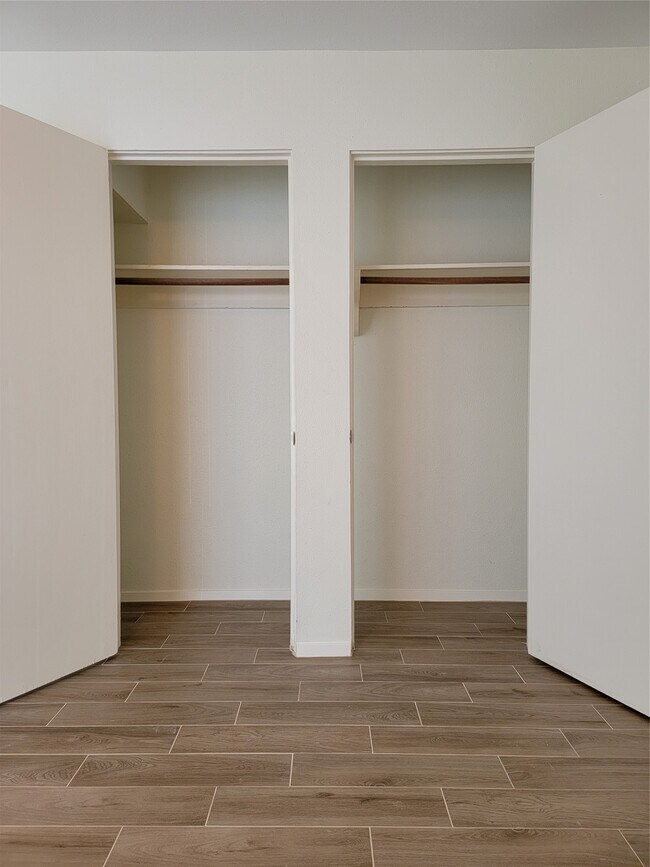 Building Photo - 2101 Fountain View Dr