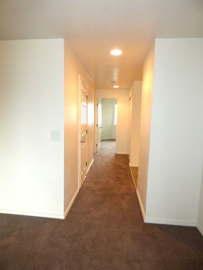 Building Photo - Rent Special: FREE June's Rent - 2 Bedroom 1 Bath Unit NE Salem!