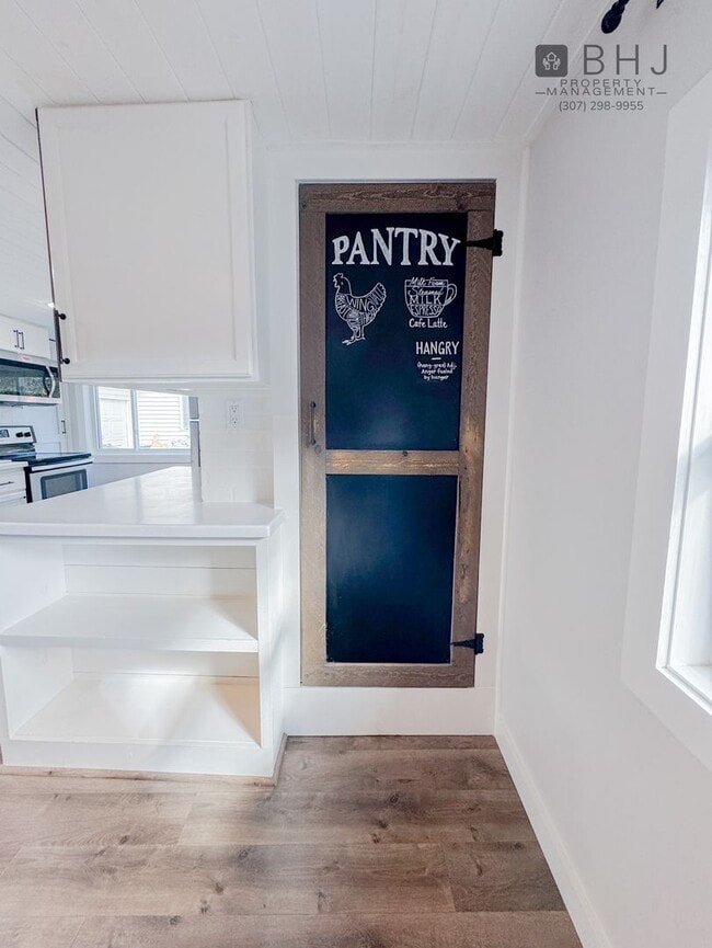 Building Photo - DOG FRIENDLY, 3 BED/ 1.5 BATH SINGLE FAMIL...