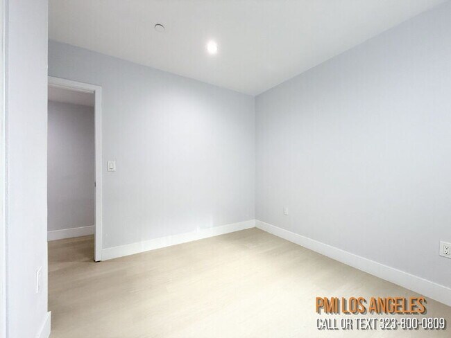 Building Photo - 208 1/2 E 87th St