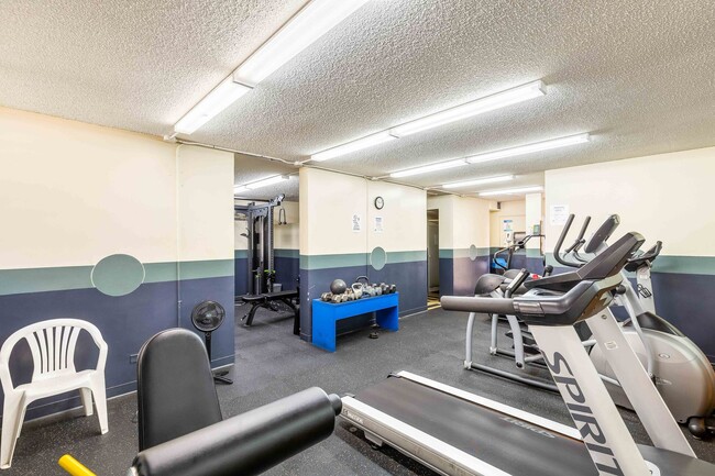 Building Photo - Spacious 2 bedroom 2 bath with Resort Style Amenities!