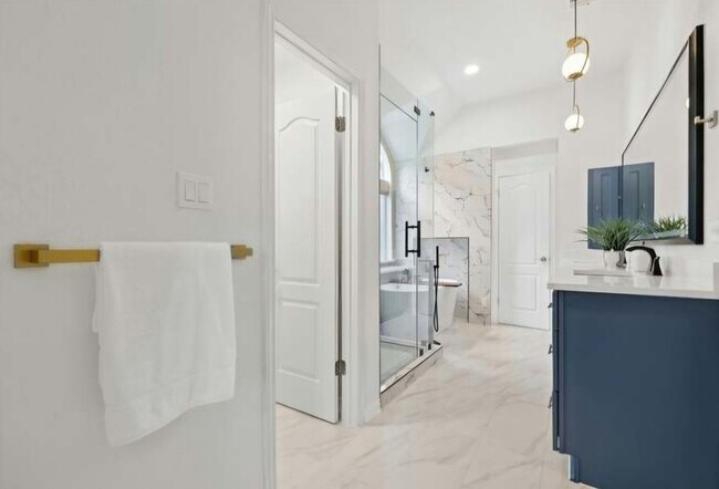 Building Photo - Gorgeous 4/BR 3/BA One-Level Home with Mod...