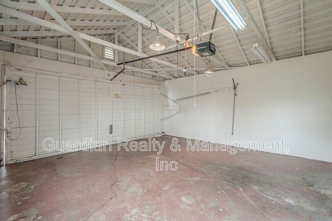 Building Photo - 535 W Cambridge Ave
