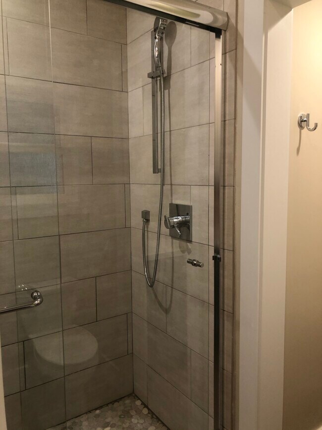 Building Photo - 2806 Ocean Dr