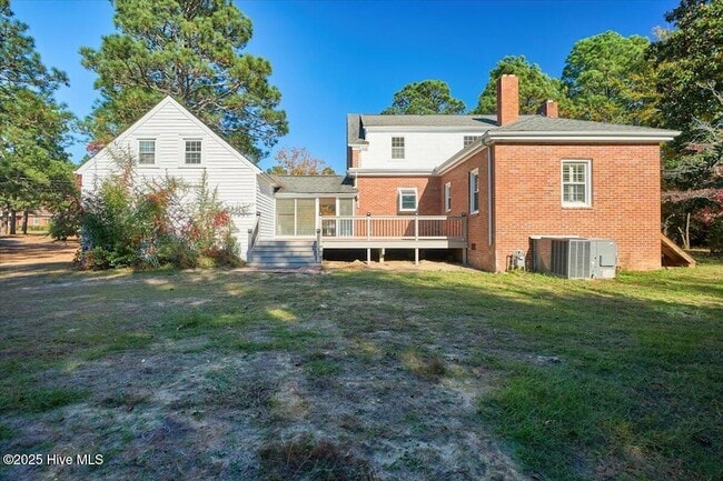 Building Photo - 300 Dogwood Ln