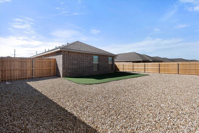 Building Photo - Four Beds, All Appliances, All Smiles!