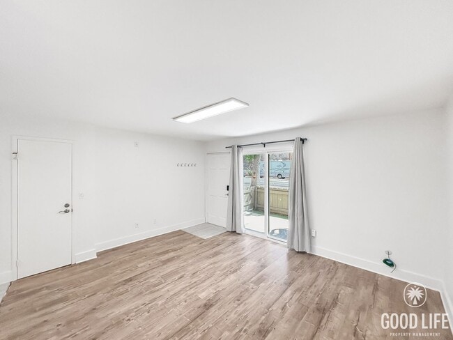 Building Photo - Great Studio Available for Rent in Mission...